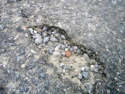 Và lỗ chỗ nhiều điểm còn chưa được vá víu.