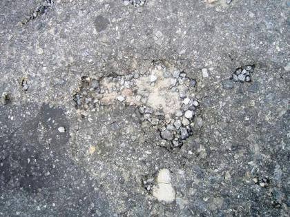 Và lỗ chỗ nhiều điểm còn chưa được vá víu.