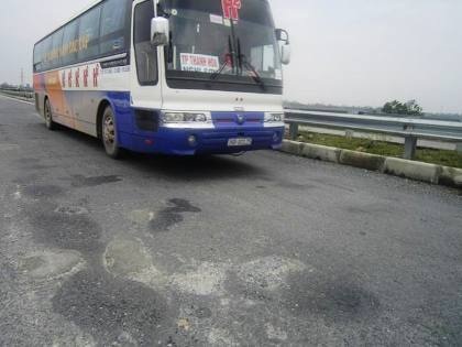 Chủ phương tiện lo lắng khi đi trên đường cao tốc có quá nhiều điểm vá víu gập ghềnh.