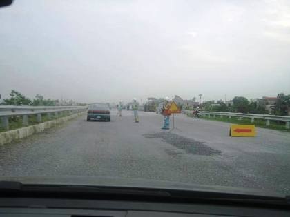 Công tác khắc phục sụt lún đang tiếp diễn tại đường cao tốc Cầu Giẽ - Ninh Bình.