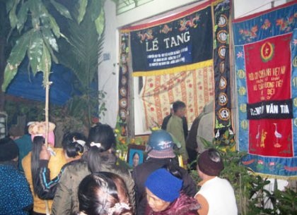 Vụ thảm sát tại Thái Bình: Hung thủ lên kế hoạch từ trước - 1 Đám tang đưa tiễn cả một gia đình khiến dư luận căm phẫn kẻ thủ ác.