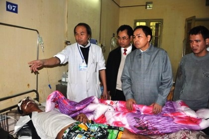 3 người chết, gần 50 người bị thương trong vụ sập mái nhà thờ - 4 Một nạn nhân vụ sập mái nhà thờ đang được các bác sĩ cấp cứu.