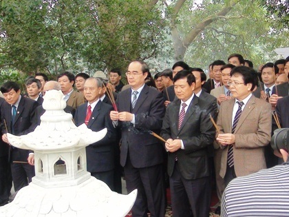 Phó Thủ tướng Nguyễn Thiện Nhân dâng hương tại đền thờ Kinh Dương Vương.