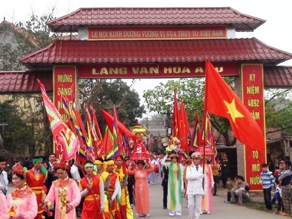 Hàng nghìn người dân và du khách về trẩy hội đền thờ Kinh Dương Vương.