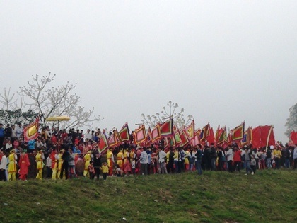 Hàng nghìn người dân và du khách về trẩy hội đền thờ Kinh Dương Vương.