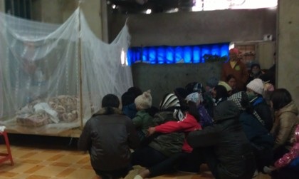 Bắt “nóng” nhóm côn đồ vào làng “thu tô” đánh chết nhân viên an ninh - 1 Gia đình anh Hòa đau đớn vật vã trước sự ra đi đột ngột của anh.