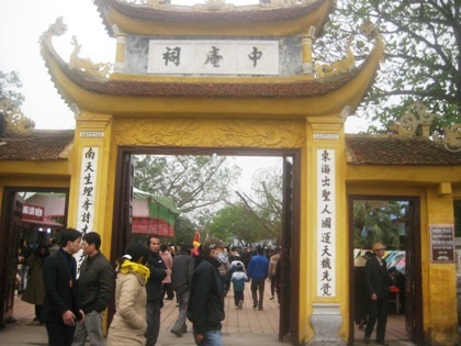 Hàng nghìn du khách và người dân địa phương nườm nượp đổ về dự lễ 