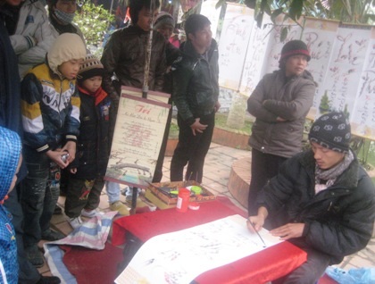 Hàng nghìn du khách và người dân địa phương nườm nượp đổ về dự lễ 