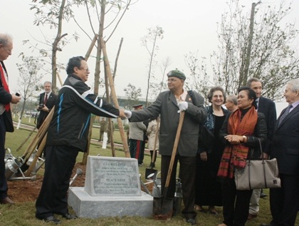Bắt tay nồng ấm thể hiện tình đoàn kết quốc tế và tình hữu nghị giữa các dân tộc.