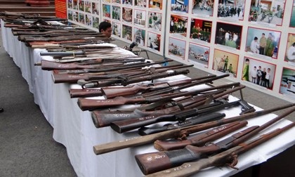 Súng đạn các đối tượng tội phạm sử dụng gây án bị phát hiện và bắt giữ.