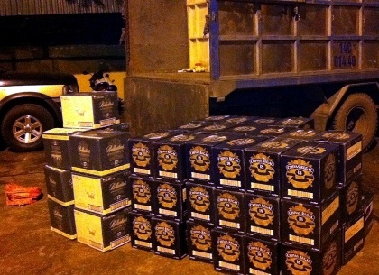 Gần 500 chai rượu ngoại nhập lậu bị bắt giữ.