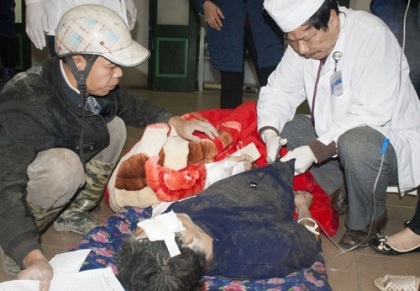 Một nạn nhân vụ sập mái nhà thờ đang được các bác sĩ cấp cứu.