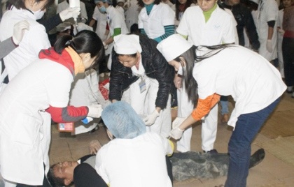 Một nạn nhân vụ sập mái nhà thờ đang được các bác sĩ cấp cứu.