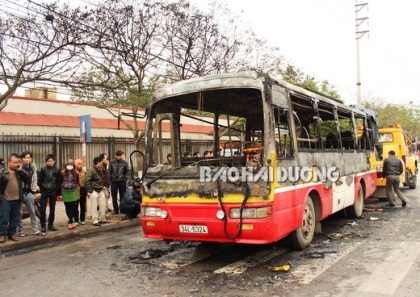 Chiếc xe buýt cháy rụi sau khi bị ném bom xăng. (Ảnh: Báo  Hải Dương)