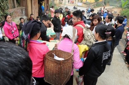 Hân hoan mang Tết ấm cho bà con dân tộc vùng núi Hòa Bình - 6 Gần 400 hộ gia đình đến nhận quà.
