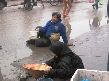 Ăn mày, sư giả “lộng hành” tại đền Bà Chúa Kho - 3 Ăn mày và sư giả lộng hành, lừa bịp lòng nhân của du khách