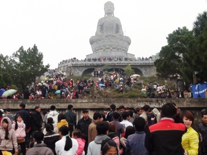 Cả ngôi cổ tự chật kín du khách.