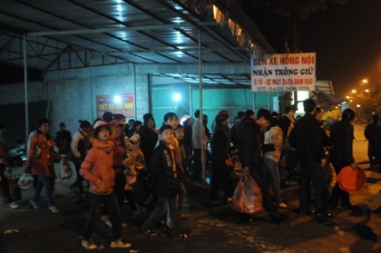 Những du khách tập kết từ rạng sáng tại suối Yến để vào Hương Tích.