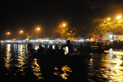 Những chuyến đò xé rào lúc rạng sáng tiềm ẩn nguy cơ tai nạn trên suối Yến.