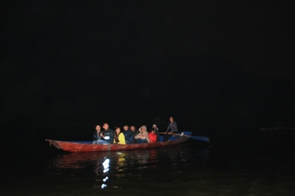 Những chuyến đò xé rào lúc rạng sáng tiềm ẩn nguy cơ tai nạn trên suối Yến.