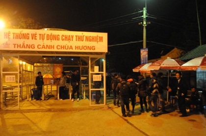 Du khách sắp lễ sớm vào chùa Thiên Trù trước giờ khai hội.