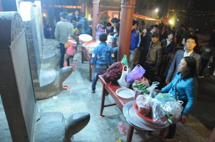 Du khách sắp lễ sớm vào chùa Thiên Trù trước giờ khai hội.