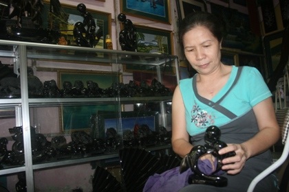 Bà Phan Thị Cộng trăn trở với những tác phẩm được chế tác từ than đá đang bị mai một.