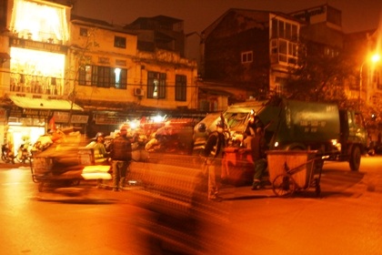 Lực lượng lao công vẫn đang cần mẫn làmđẹp cho thủ đô trước giao thừa.