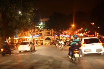 Người người nườm nượp đổ về Hồ Gươm chờ đón thời khắc giao thừa.