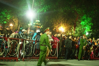 Lực lượng an ninh làm việc mệt nhoài để đảm bảo an toàn cho khu vực đông người dân.