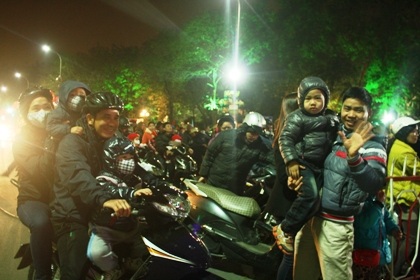 Khu vực sân khấu cầu truyền hình bên Hồ Gươm là khu vực nhộn nhịp nhất.