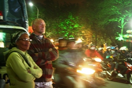 Những bị khách nước ngoài thích thú với không khí đón giao thừa Tết cổ truyền Việt Nam.