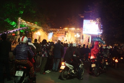 Khu vực sân khấu cầu truyền hình bên Hồ Gươm là khu vực nhộn nhịp nhất.