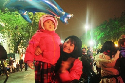 Các em nhỏ hào hứng cùng cha mẹ đón giao thừa.
