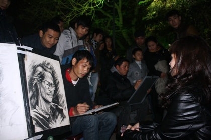 Dịch vụ vẽ tranh chân dung đêm giao thừa hút khách với giá 100 nghìn/bức.