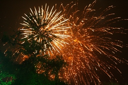 Khi tiếng pháo giao thừa vang lên, các bạn trẻ đã tất bật bán muối, bán lộc đầu năm.