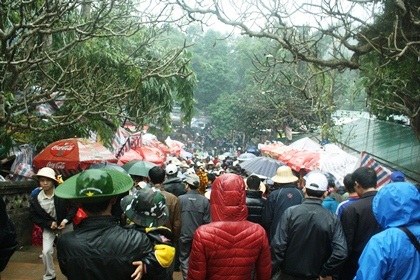 Uớc tính sau ngày khi hội, chùa Hương đón hơn 15 vạn du khách về trẩy hội.