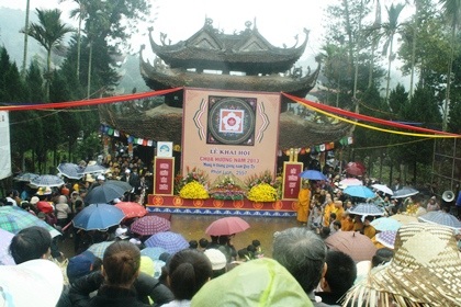 Hơn 5 vạn du khách đổ về sự lễ khai hội chùa Hương.