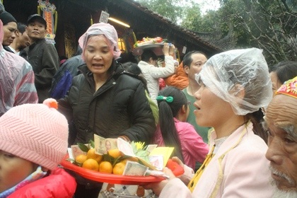 Khá mệt nhọc để sắm lễ chen chân vào chùa.