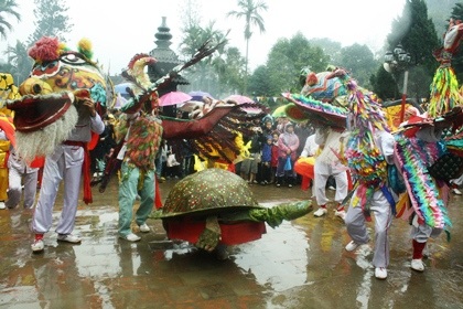 Những nghi lễ truyền thống và màn múa tứ linh thu hút sự thích thú của hàng vạn du khách.