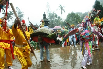 Màn múa gậy lân rồng đặc sắc khai hội chùa Hương.