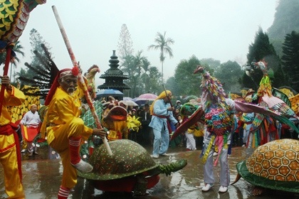 Những nghi lễ truyền thống và màn múa tứ linh thu hút sự thích thú của hàng vạn du khách.