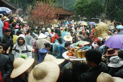 Khá mệt nhọc để sắm lễ chen chân vào chùa.