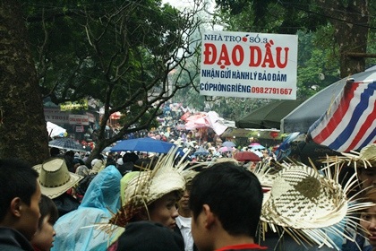 Du khách đổ về trẩy hội chùa Hương xuân 2013 đông kỷ lục.