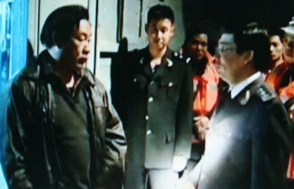 Đối tượng buôn lậu (trái) bị bắt giữ.