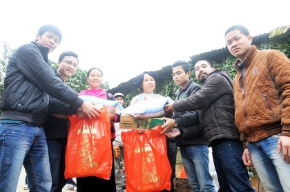 Hân hoan mang Tết ấm cho bà con dân tộc vùng núi Hòa Bình - 11 Ai cũng có quà chờ đón Xuân đang về.