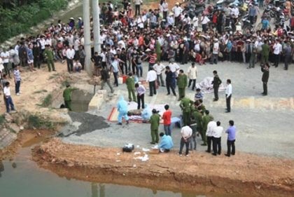 Hàng nghìn người tập trung tại nơi thi thể nạn nhân được phát hiện.