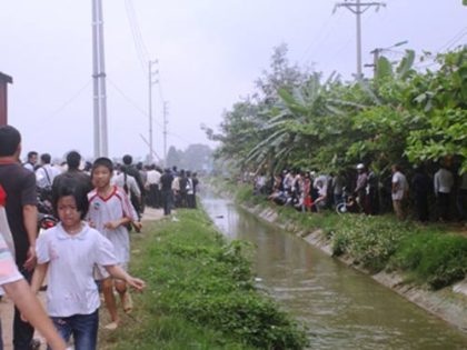 Hàng nghìn người tập trung tại nơi thi thể nạn nhân được phát hiện.