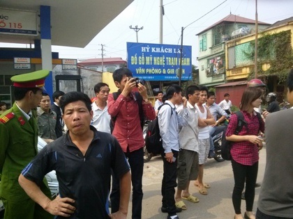 Chưa xác định con Chủ tịch tỉnh liên quan vụ xác chết dưới mương - 4 Hàng ngàn người dân cùng đưa quan tài diễu hành khắp TP Vĩnh Yên gây náo loạn.