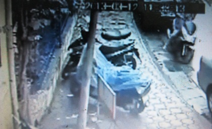 Tên đạo chích ngang nhiên đánh cắp chiếc xe PCX.